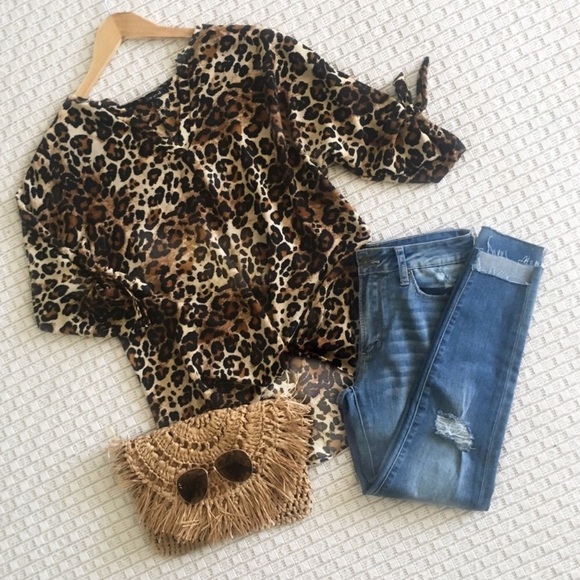 ❗️LAST❗️Leopard Print Knot Top - Picture 2 of 8